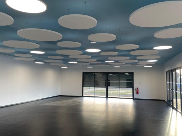 Décoration luminaires sous plafond d'une halle