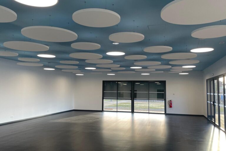 Décoration luminaires sous plafond d'une halle